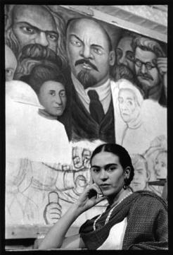 Frida Kahlo, New York, 1933. Ao fundo, o painel "Proletarian Unity", de Diego Rivera.